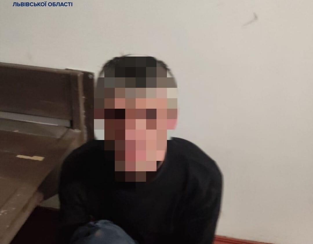Львівські патрульні врятували життя п’яному дебоширу, який хотів себе зарізати