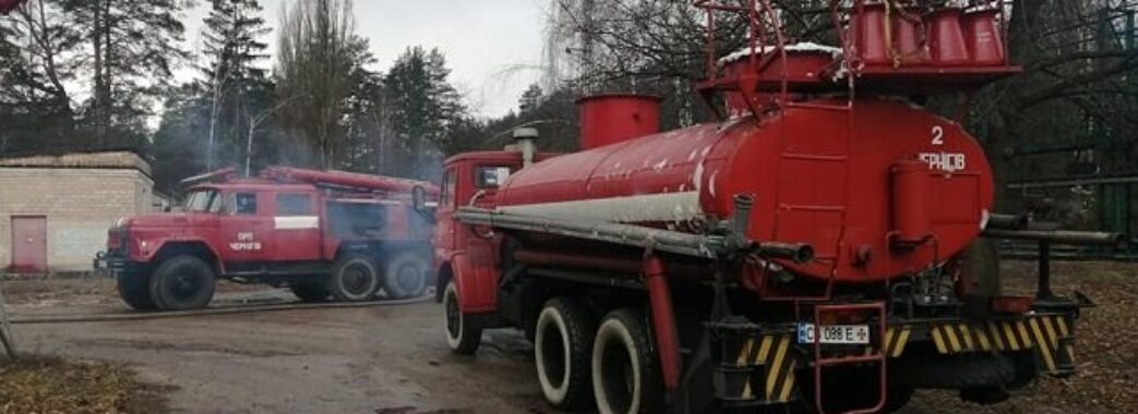 Нафтобаза на Рівненщині досі палає, але загрози для людей немає