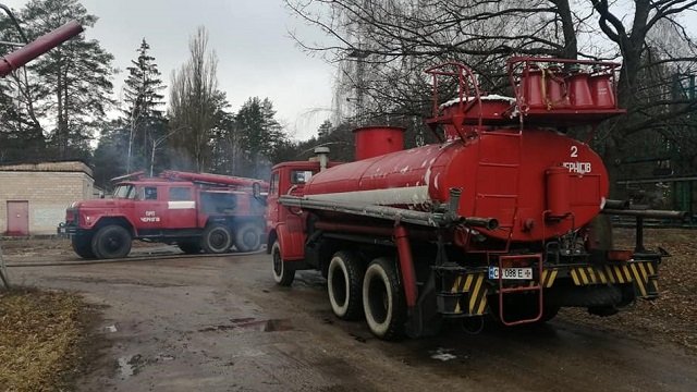 Нафтобаза на Рівненщині досі палає, але загрози для людей немає