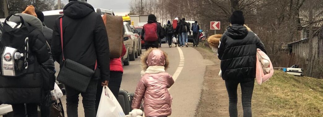 Понад 100 тисяч за добу: біженці з України продовжують тікати до Європи