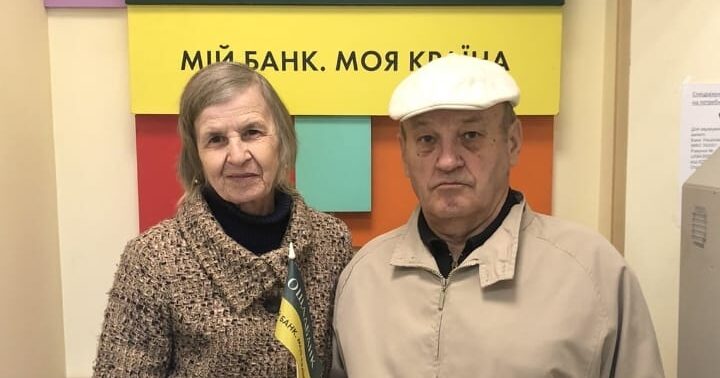 Подружжя літніх самбірчан пожертвувало банківські заощадження військовим