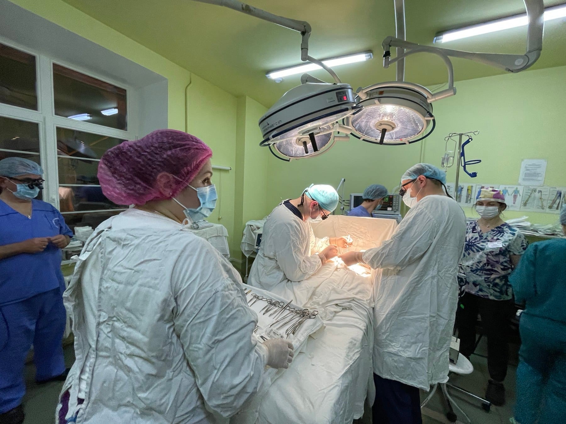 Київські та львівські кардіохірурги дві години оперували немовля з критичною вадою серця