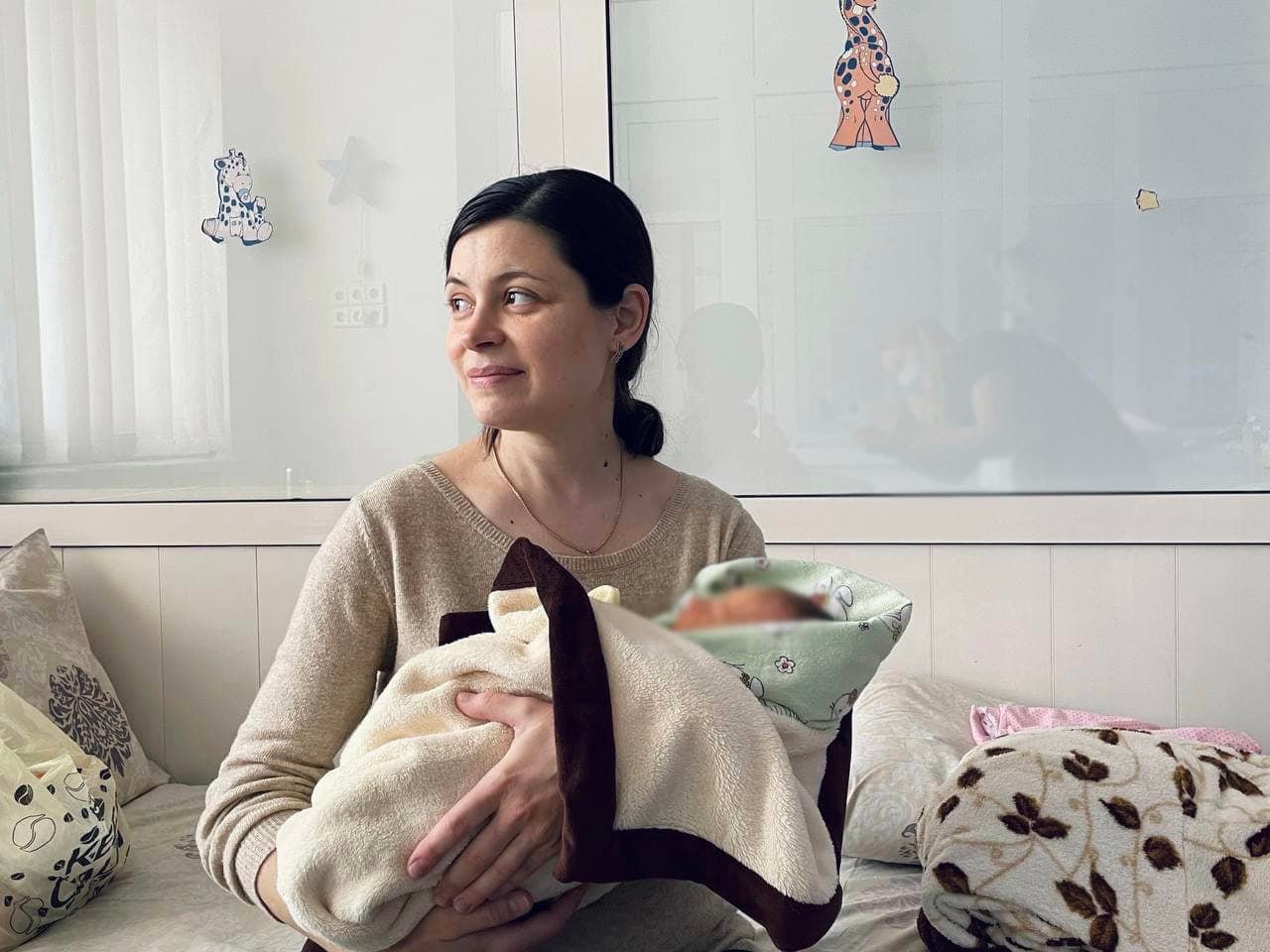 Хрестили Макара у бомбосховищі: історія евакуйованої до Львова породіллі