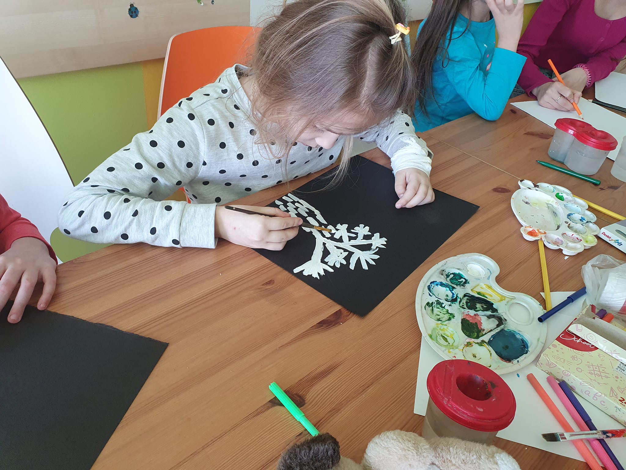 Малюнки дітей-переселенців, що видужують у львівському Охматдиті, покажуть у Відні