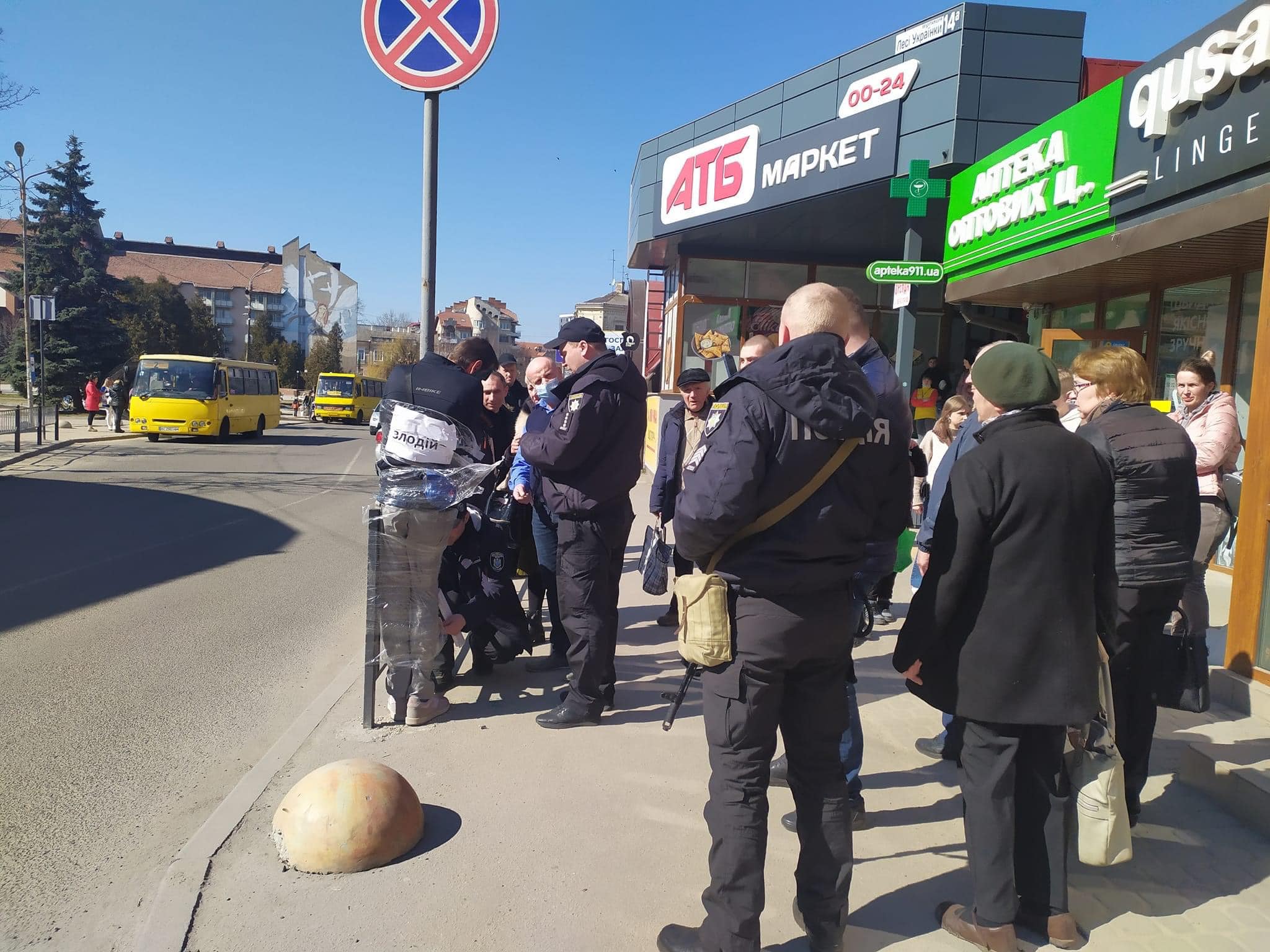 Це не мародери: на Дрогобиччині вчинили самосуд над чоловіками, які вкрали шоколад
