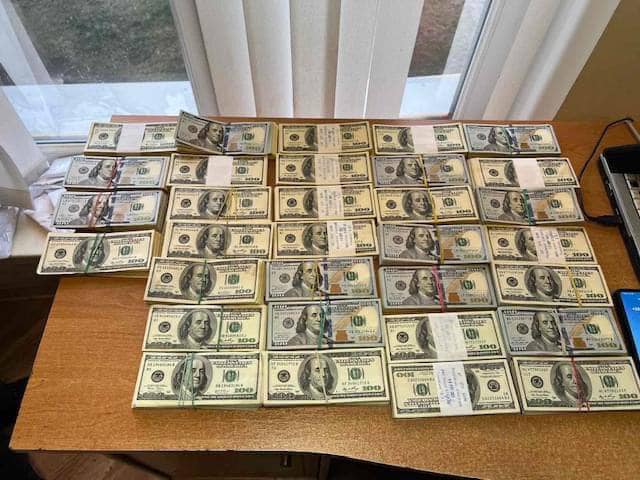 На Волині митники затримали українця, який хотів вивезти 320 тисяч доларів