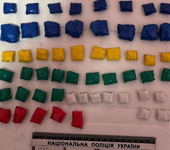 У Львові мешканці затримали чоловіка, який торгував наркотиками