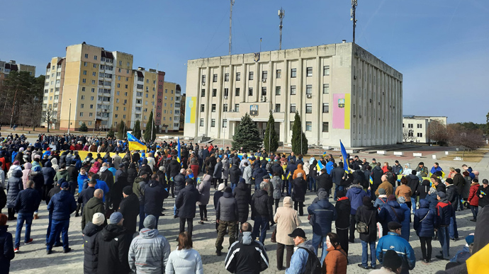 російські війська прорвались в Славутич: мешканці вийшли на мітинг (ВІДЕО)