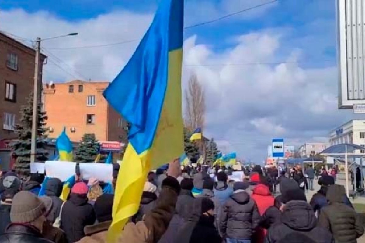 Тисячі жителів Нової Каховки зібралися на мітинг проти окупації (ВІДЕО)