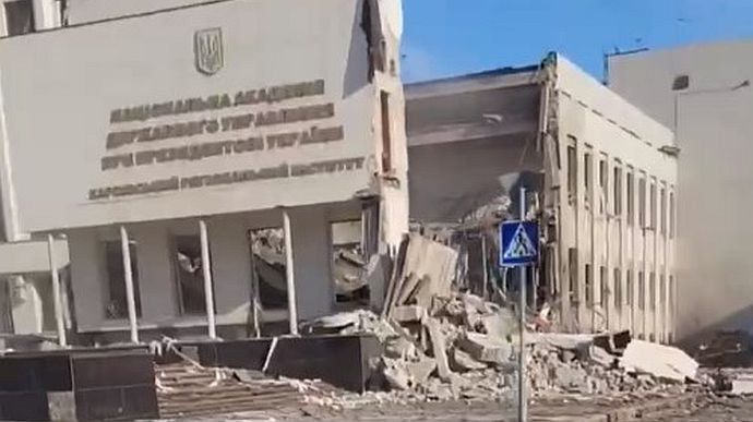 Окупанти атакували з “Градів” поліклініку в Харкові, де видавали гуманітарку – 4 загиблих