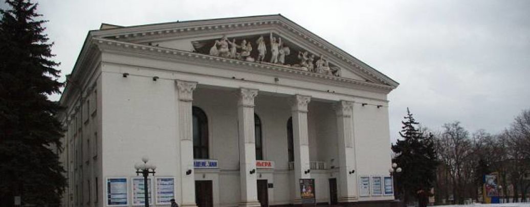 У Маріуполі окупанти скинули надпотужну бомбу на театр, в якому ховалися люди