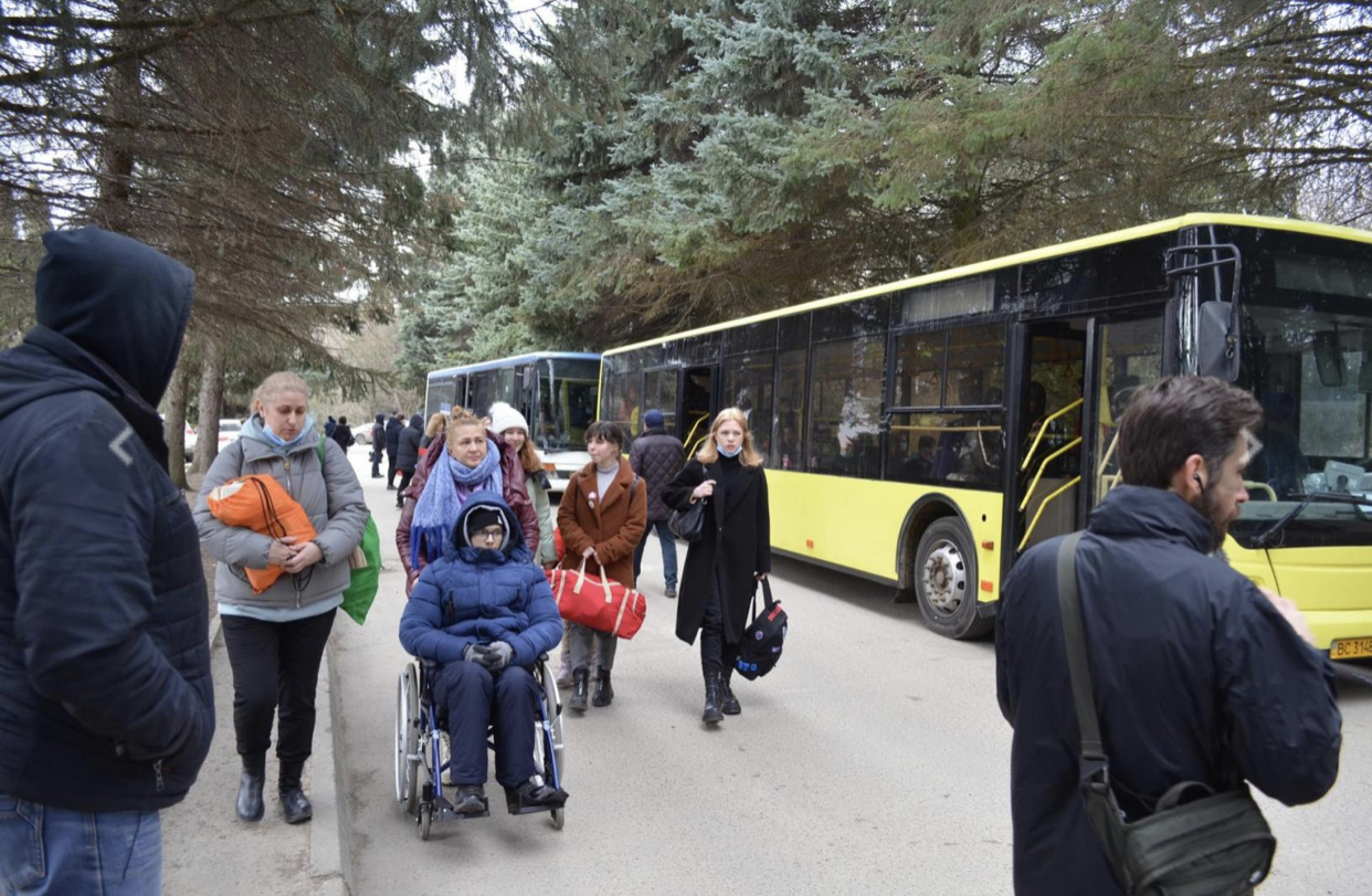 Зі Львова до Польщі вивезли ще понад 70 важкохворих дітей