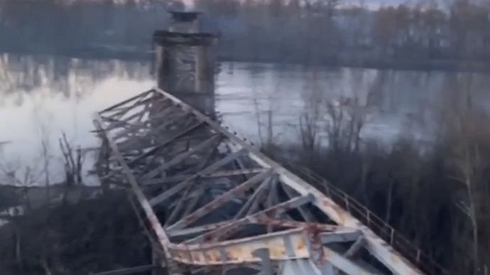 Окупанти зруйнували міст у Чернігові, яким евакуювали людей та завозили гумдопомогу (ВІДЕО)