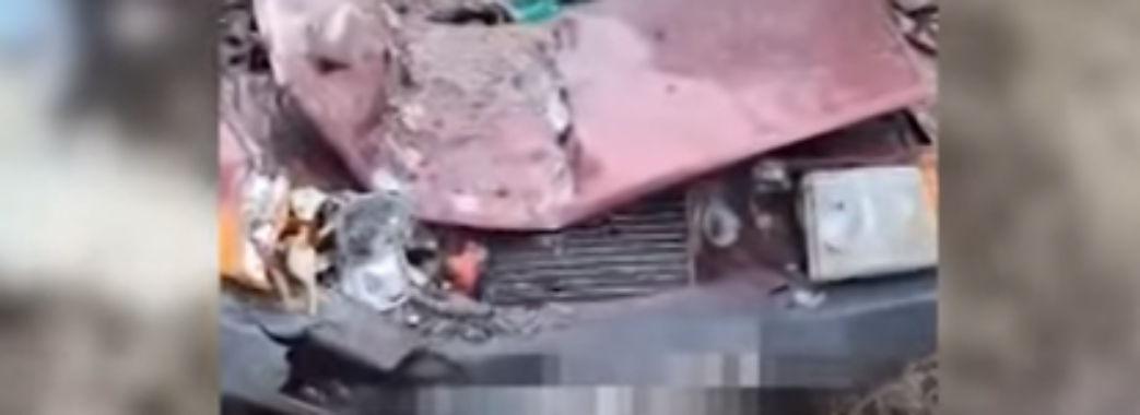 Російський танк переїхав машину: 3 людей загинуло, серед них дитина (ВІДЕО)