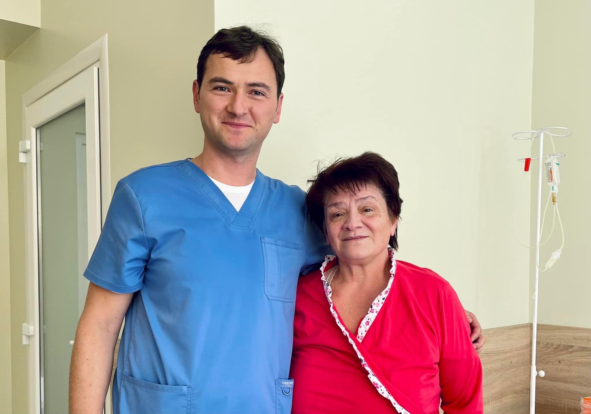Не змогла виїхати через війну: киянку доставили на операцію до Львова
