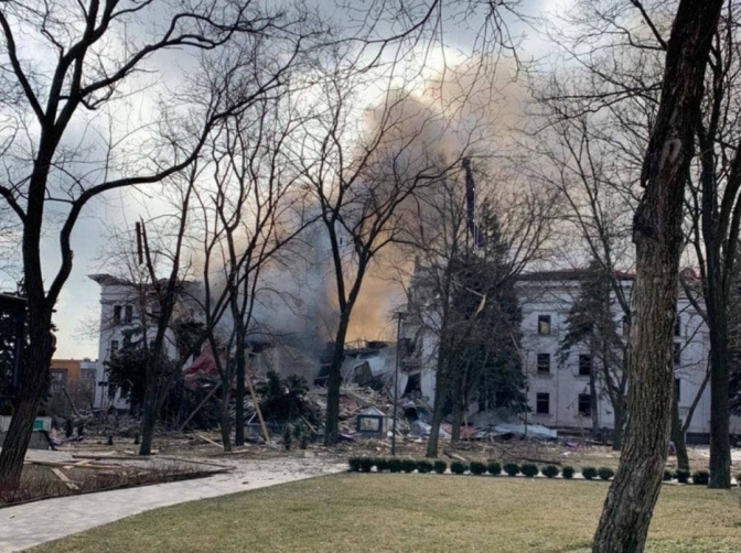 З-під завалів драмтеатру в Маріуполі врятували 130 людей, є тяжкопоранені