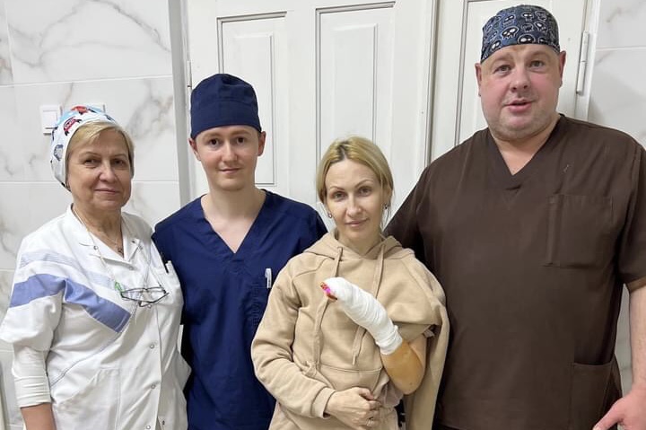 Львівські медики рятують родину з Київщини, авто якої обстріляли під час евакуації