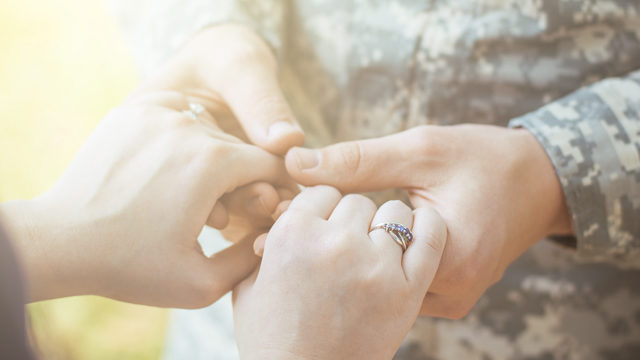 Військовослужбовцям дозволили укладати шлюб без їхньої присутності