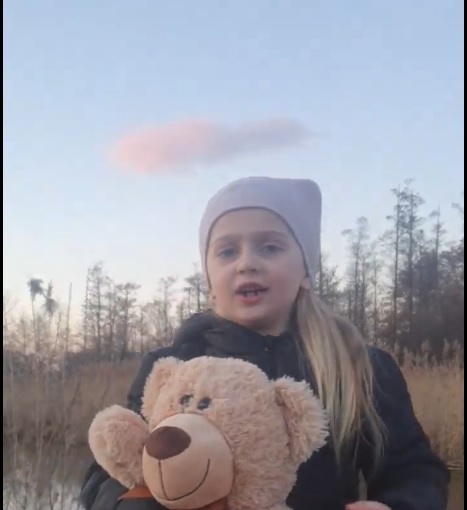 “Припиніть війну!” – благає дорослих 8-річна Даринка з Львівщини (ВІДЕО)