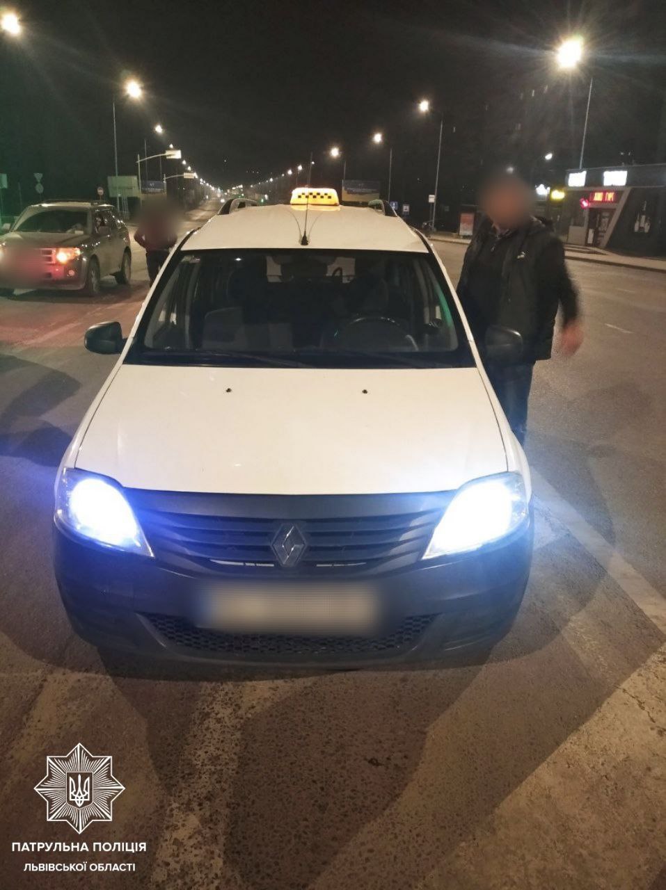 Патрульні Львова повернули жінці з Луганщини речі, які вона забула в таксі