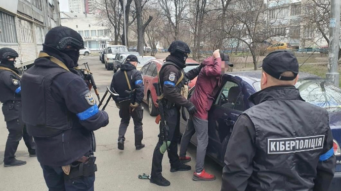 Селив на кладовищі: в Ужгороді затримали ще одного шахрая-«орендодавця»