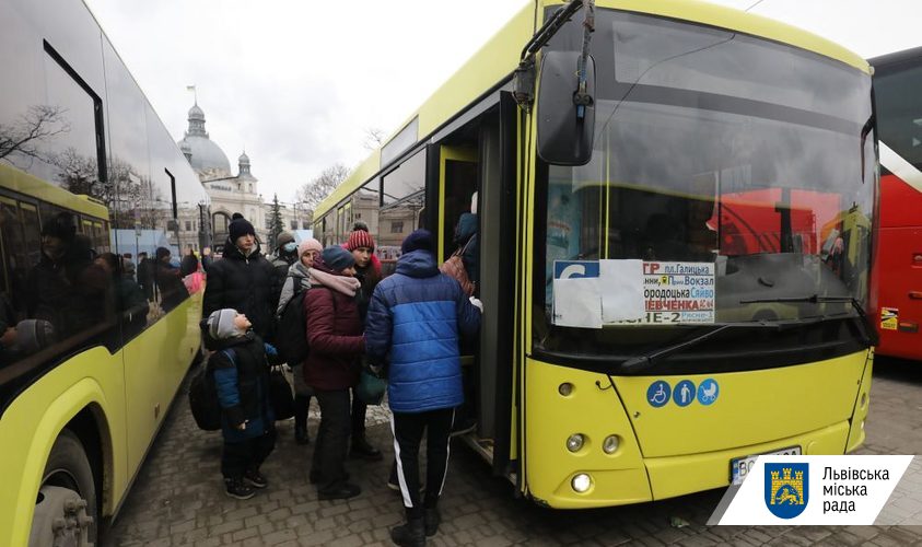 Вночі з залізничного вокзалу їздять спецавтобуси для вимушених переселенців