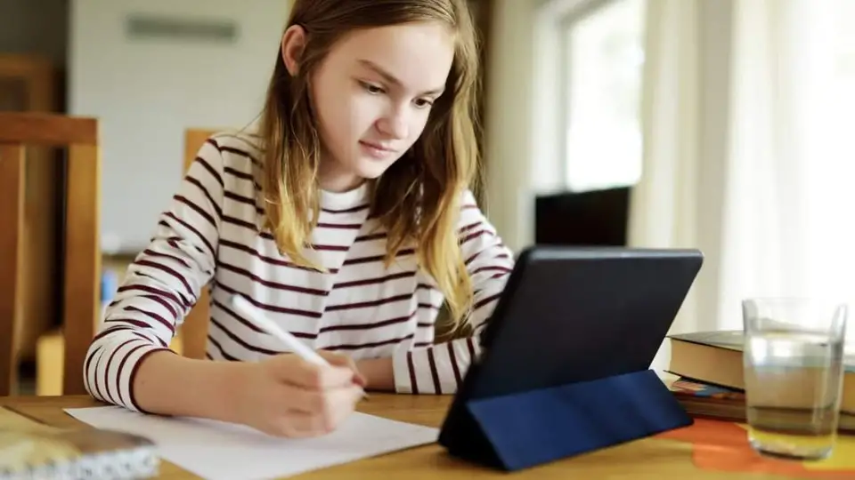 Шкільне навчання відновили у 13 областях