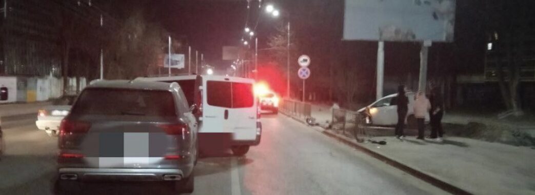 У Львові через ДТП за участю трьох авто у лікарню потрапила пішоходка