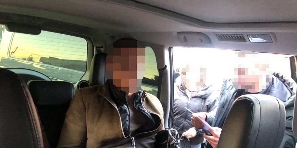 Посадовець однієї з лікарень Львівщини намагався втекти за кордон за 15 тисяч доларів