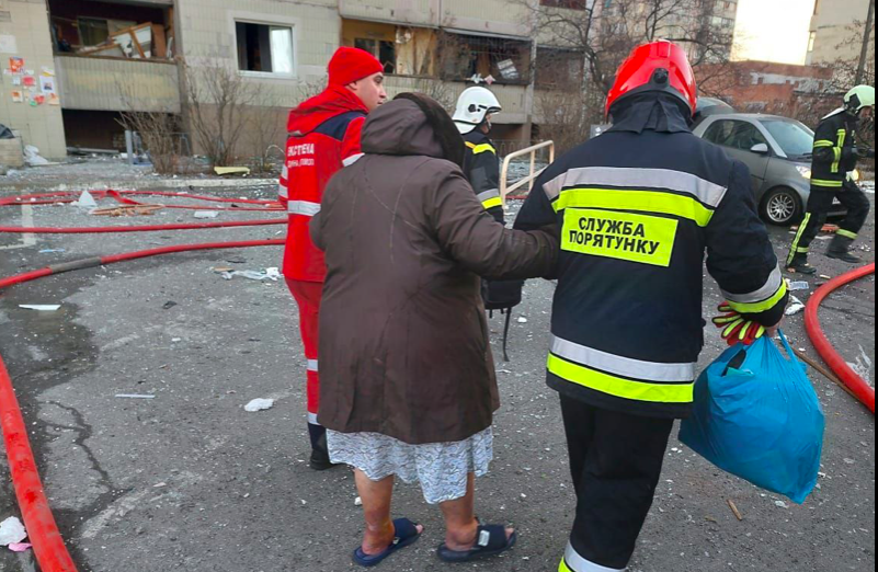 У Києві українські військові збили ворожу ракету, уламки впали на будинок