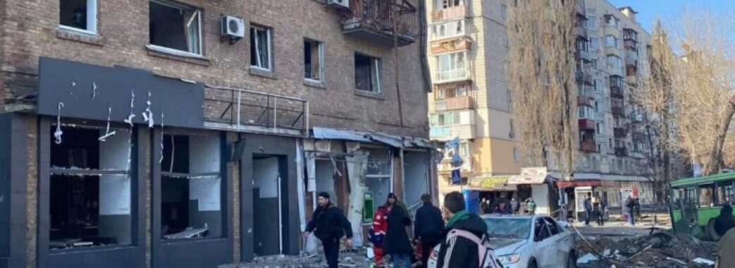 У Києві уламки ракети зруйнували будинок: є загиблий