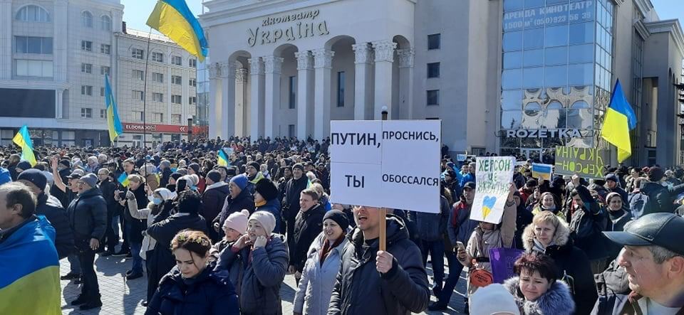 В Херсоні тисячі людей вийшли на мітинг проти окупантів