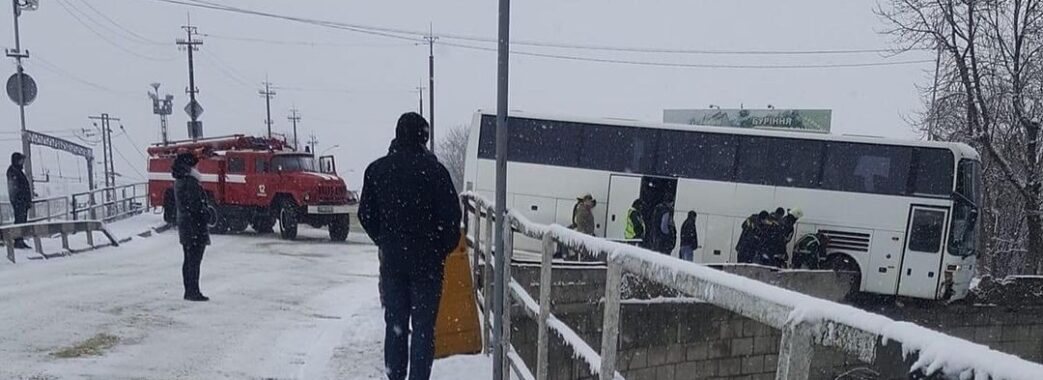 Пасажирський автобус потрапив в аварію у Самборі