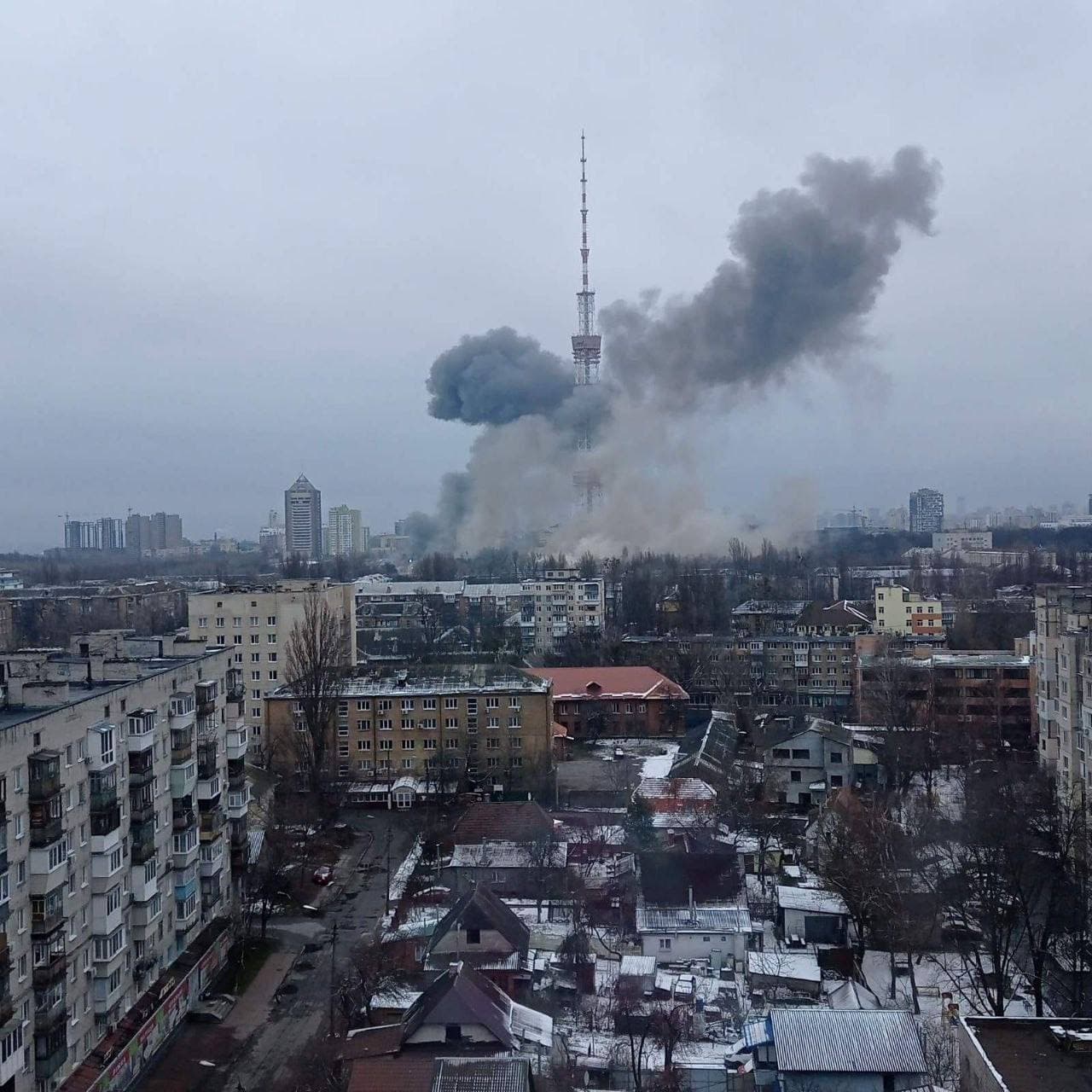 У Києві окупанти влучили в телевежу (ВІДЕО)
