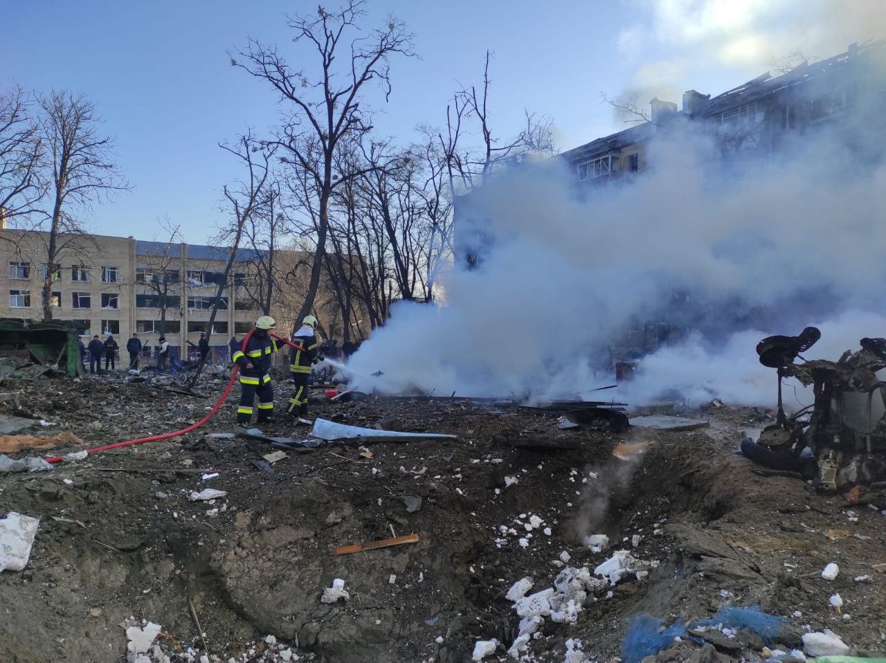 У Києві внаслідок падіння уламків ракети загорівся житловий будинок