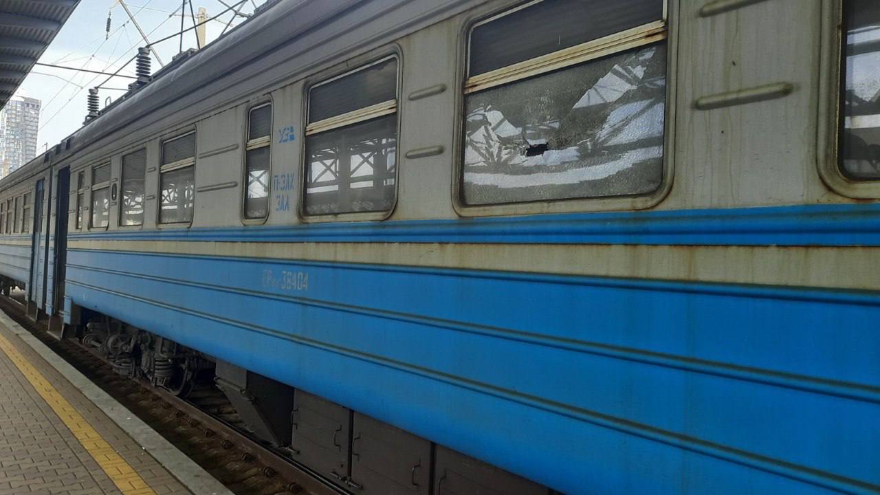На Київщині окупанти обстріляли електричку: поранено одну людину