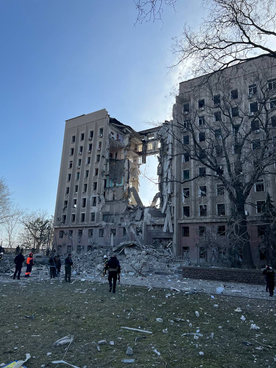 Окупанти влучили в будівлю Миколаївської ОВА: під завалами опинилось 11 людей