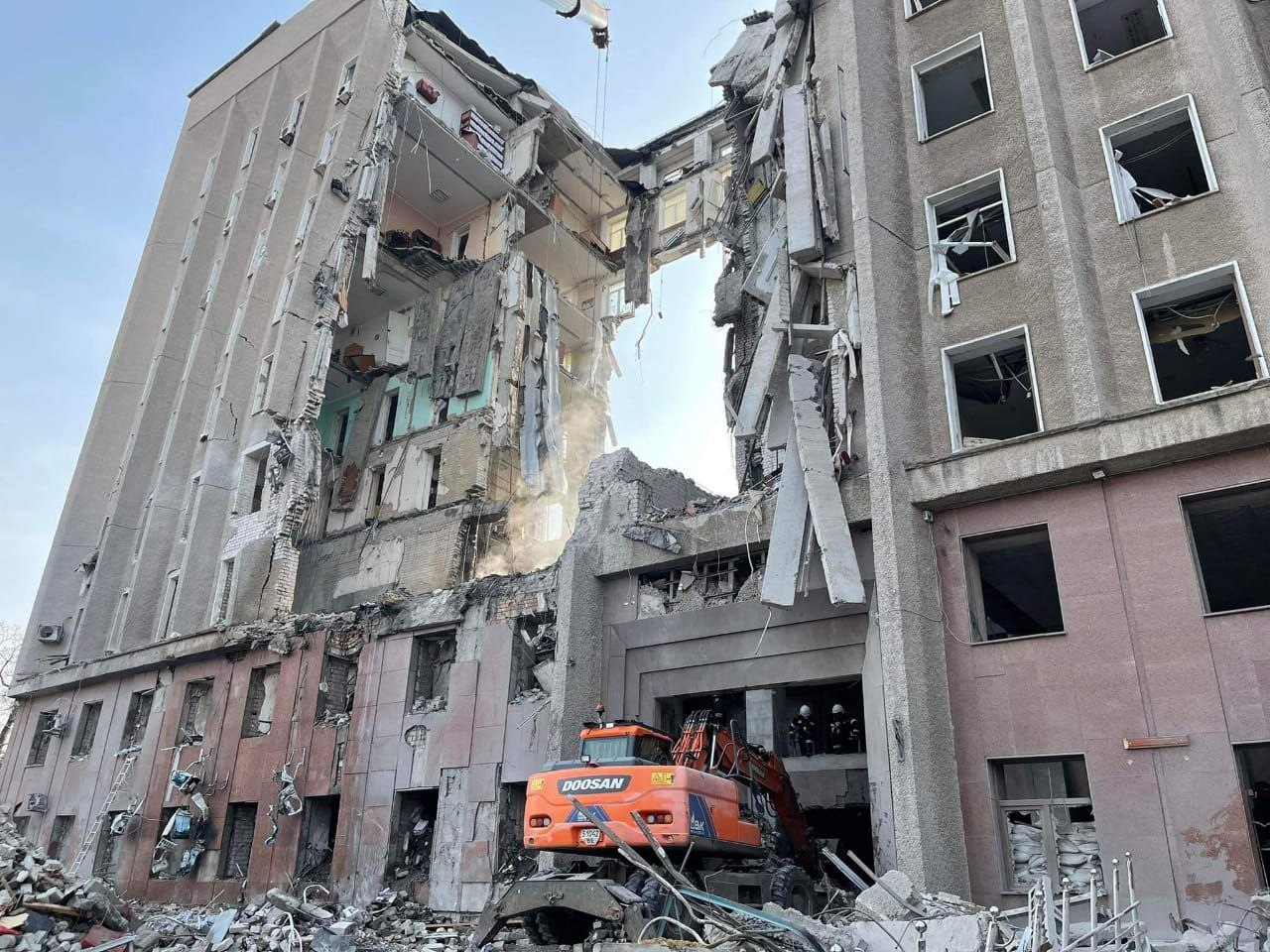 Під завалами Миколаївської обласної адміністрації виявили тіла 12 загиблих