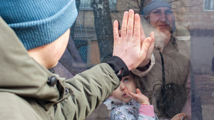 До Львова прямує півтисячі українців, яким вдалось врятуватись з Маріуполя