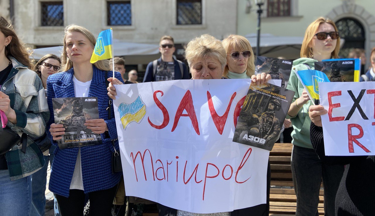 «Почуйте і врятуйте Маріуполь»: рідні захисників міста вийшли на акцію у Львові