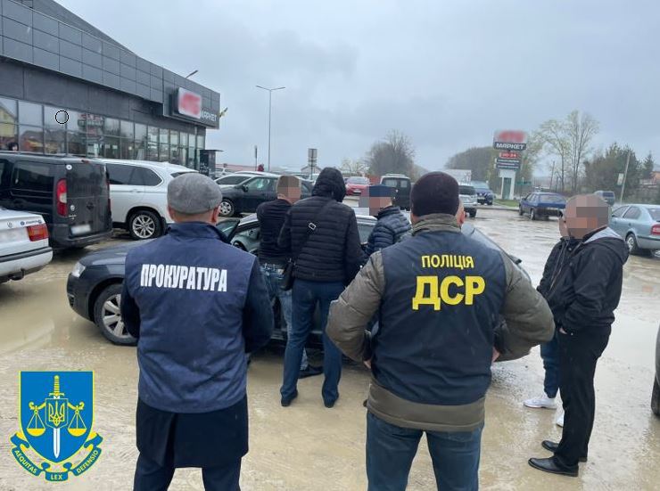 Мешканець Львівщини за 6500 доларів обіцяв посприяти чоловіку у виїзді за кордон