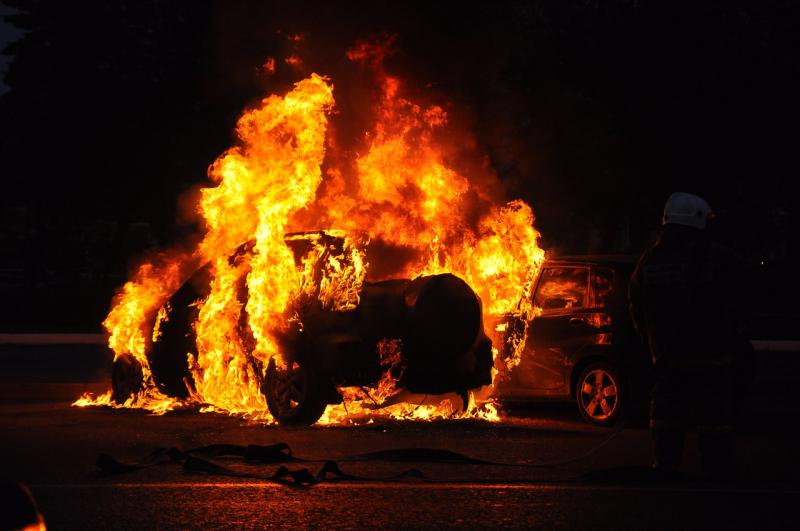 Під час обстрілу жінка врятувала з палаючої автівки двох дітей
