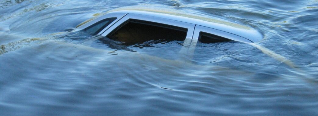 На Золочівщині водій через аварію опинився у річці