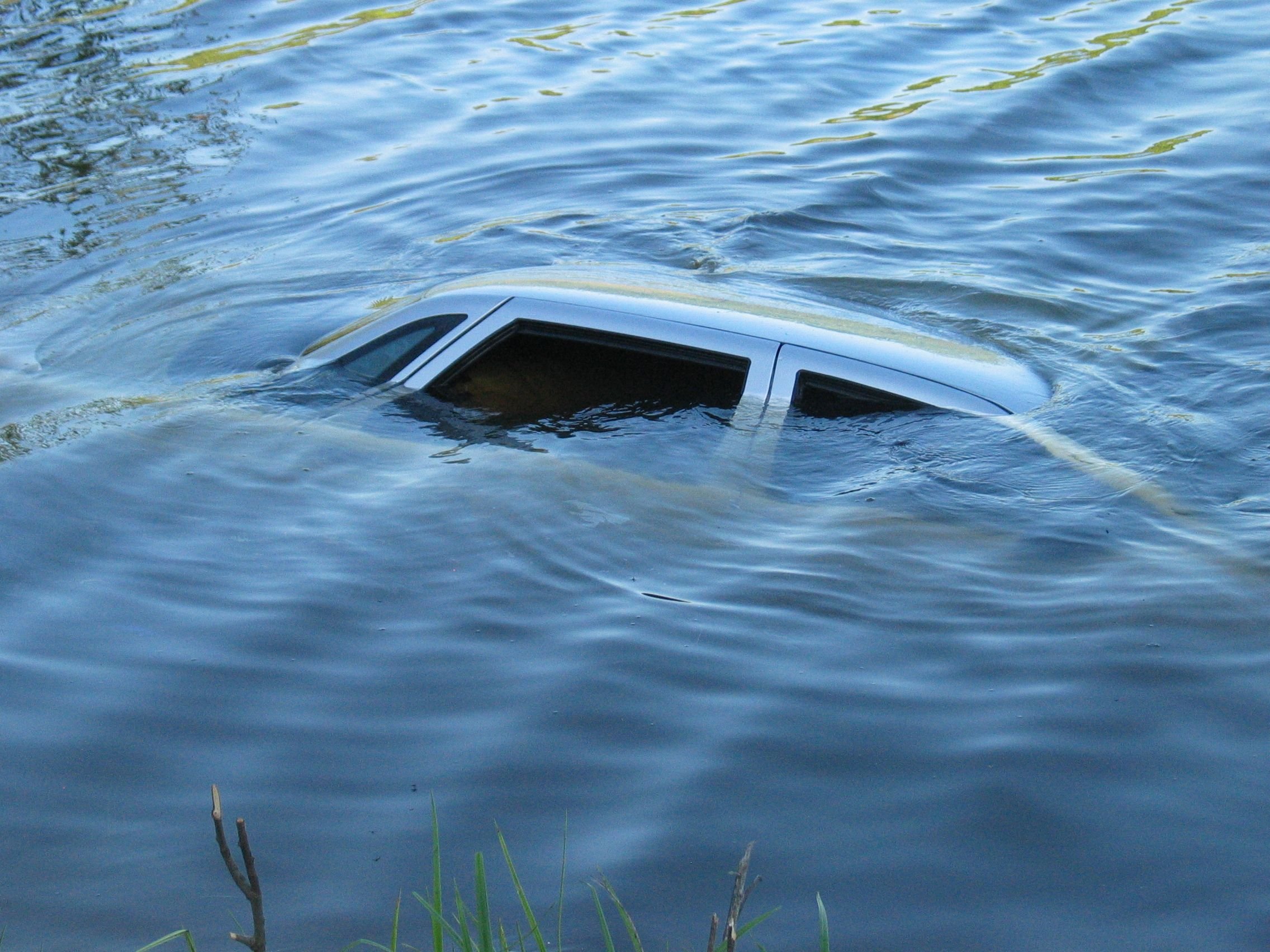 На Золочівщині водій через аварію опинився у річці