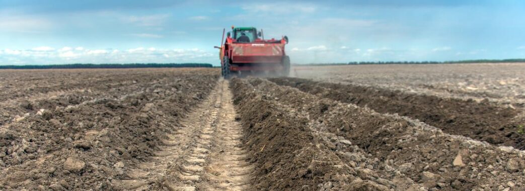 Земельні війни на Львівщині: як фермеру не дають засіяти поле