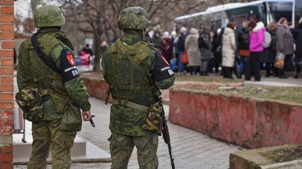 Без їжі та одягу: окупанти вивезли сотні маріупольців прямо з бомбомсховищ