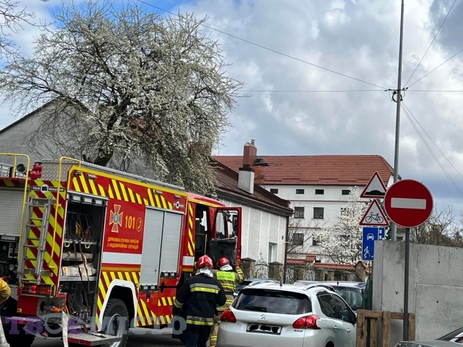 У Львові спалахнув вогонь на даху монастиря (ВІДЕО)