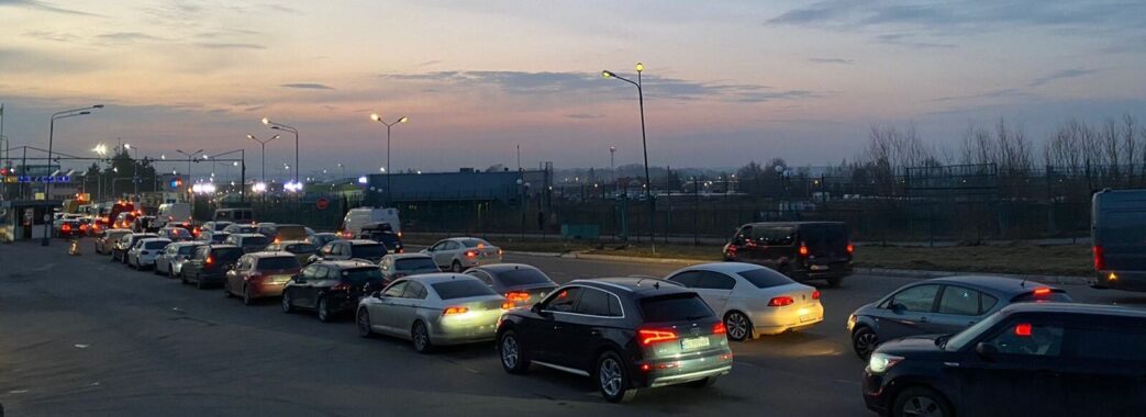 На в’їзд в Україну в Медиці чекають близько 900 автівок