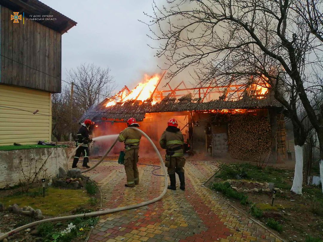 На Стрийщині зайнялась пожежа у господарській будівлі