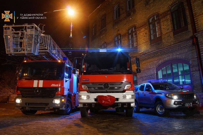 На Стрийщині вогнеборці врятували літню жінку та автомобіль